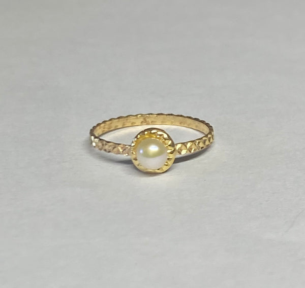 10 Karat Yellow Gold and 4mm Genuine Freshwater Pearl Girls/Ladies Ring