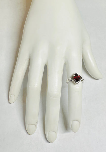 Vintage NOS 1970's 8 x 6mm Oval Genuine Garnet Ladies Rhomboid Ring