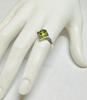 Vintage NOS 1970's 8 x 6mm Oval Genuine Peridot Ladies Rhomboid Ring